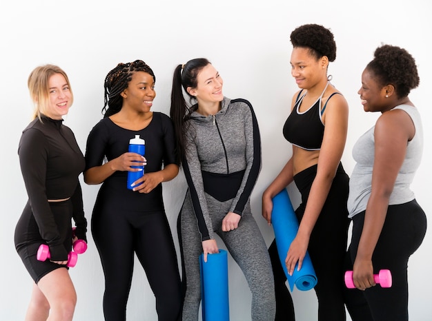 Vista frontal mujeres chateando en el gimnasio