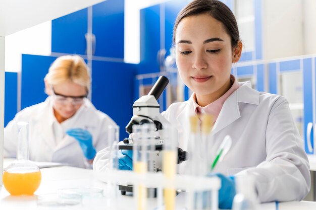 Vista frontal de mujeres científicas en el laboratorio.