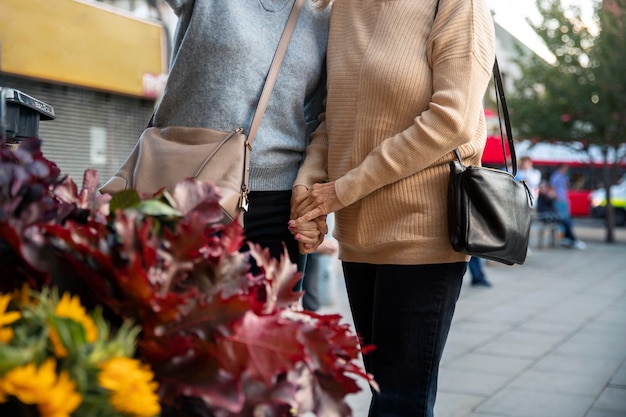 Foto gratuita vista frontal mujeres cogidos de la mano