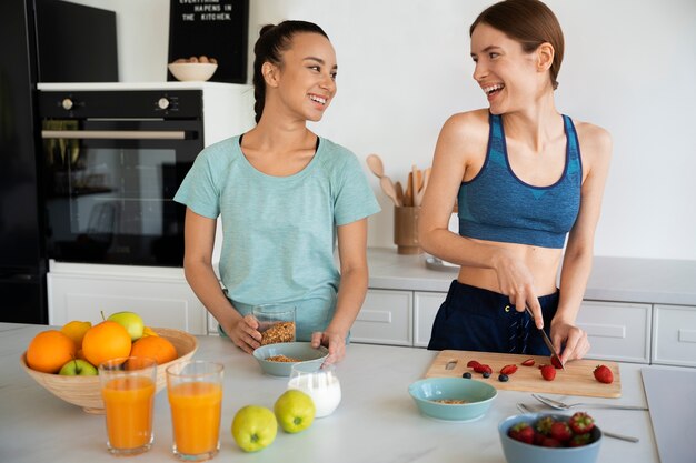 Vista frontal mujeres con comida saludable