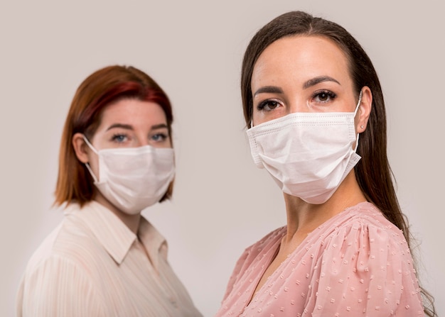 Vista frontal de las mujeres con concepto de mascarilla