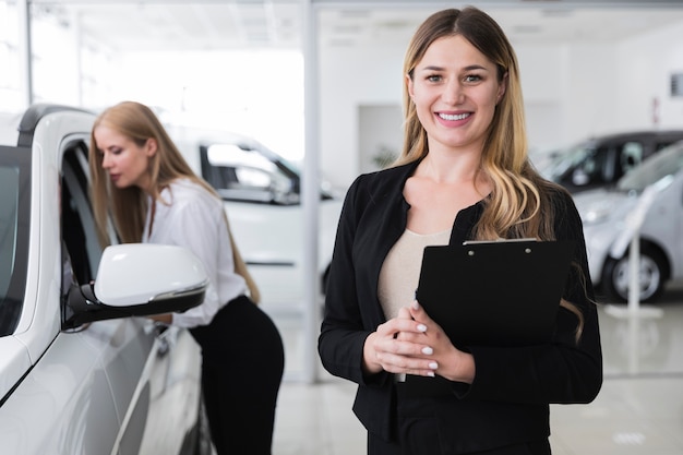 Vista frontal de mujeres en concesionario