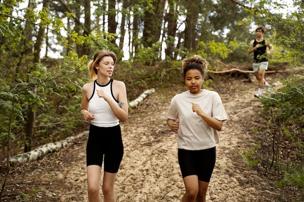 Vista frontal mujeres corriendo juntas