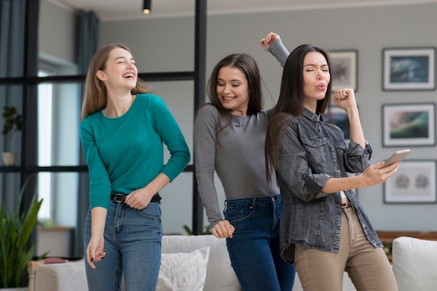 Vista frontal mujeres jóvenes bailando en el interior