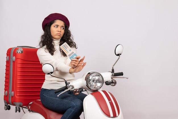 Vista frontal de las mujeres jóvenes en bicicleta con boleto sobre fondo blanco, velocidad de color, vehículo urbano, motocicleta, vacaciones, vuelos, carretera