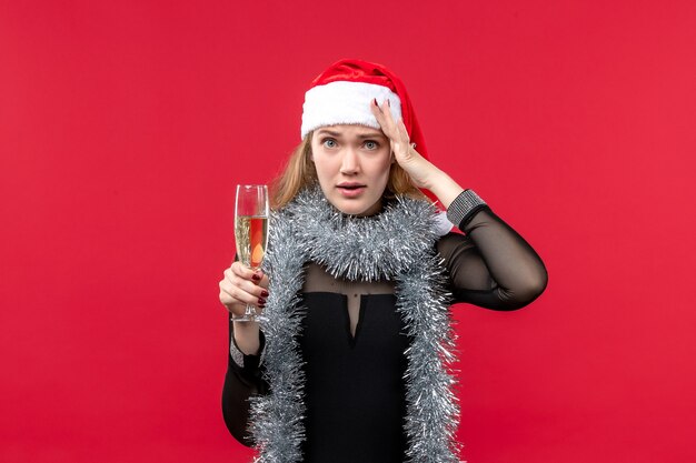 Vista frontal de las mujeres jóvenes celebrando el año nuevo en la emoción de Navidad de vacaciones piso rojo