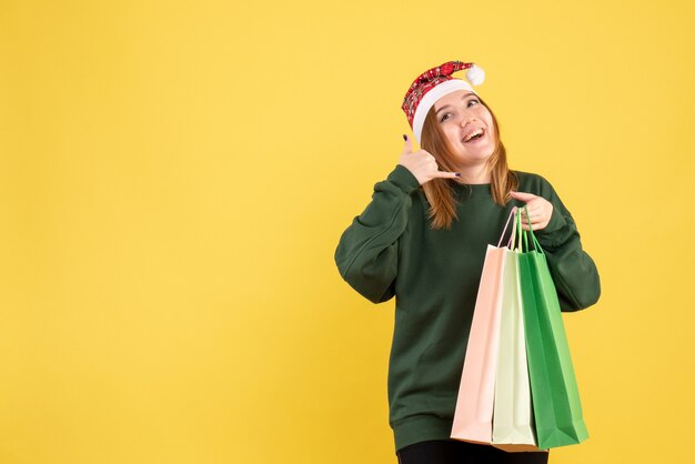 Vista frontal de las mujeres jóvenes después de comprar con paquetes