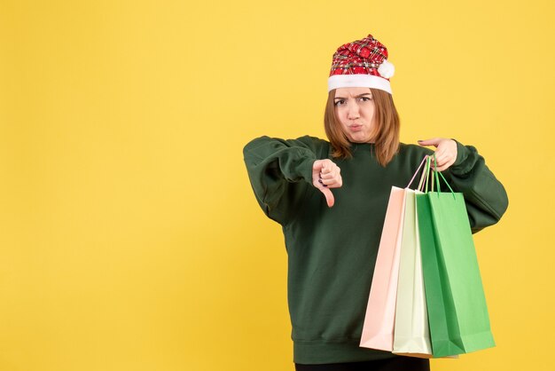 Vista frontal de las mujeres jóvenes después de comprar con paquetes