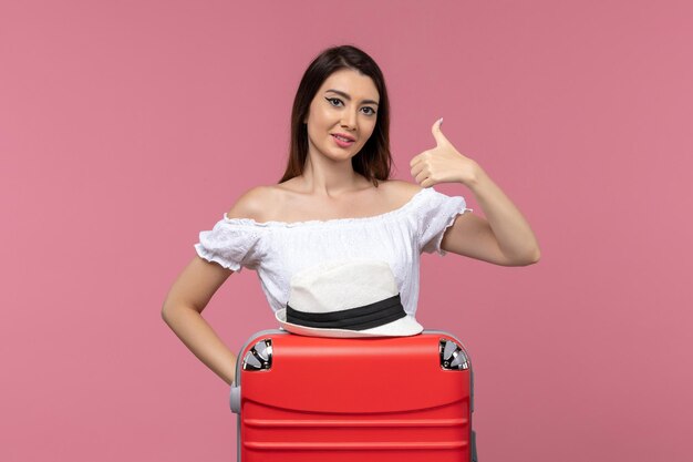 Vista frontal de las mujeres jóvenes preparándose para las vacaciones en el viaje de fondo rosa viaje viaje al extranjero viaje marítimo