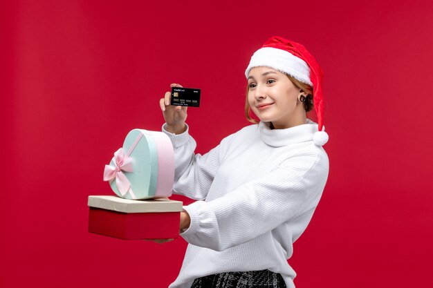 Vista frontal de las mujeres jóvenes sentados alrededor de regalos