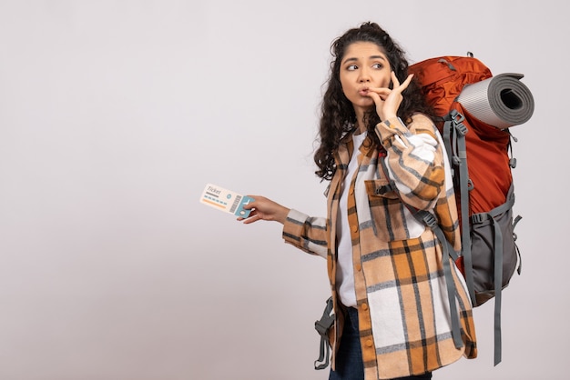 Foto gratuita vista frontal de las mujeres jóvenes yendo de excursión con boleto sobre fondo blanco aire turístico bosque vacaciones vuelo campus montaña