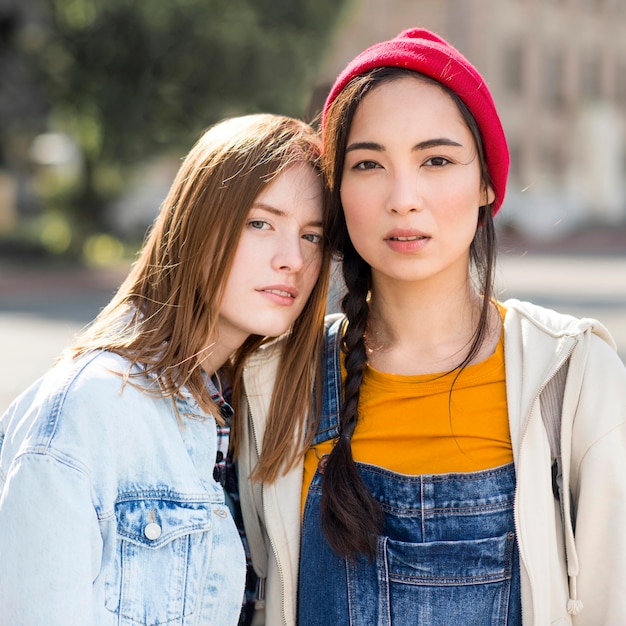 Foto gratuita vista frontal, mujeres jóvenes