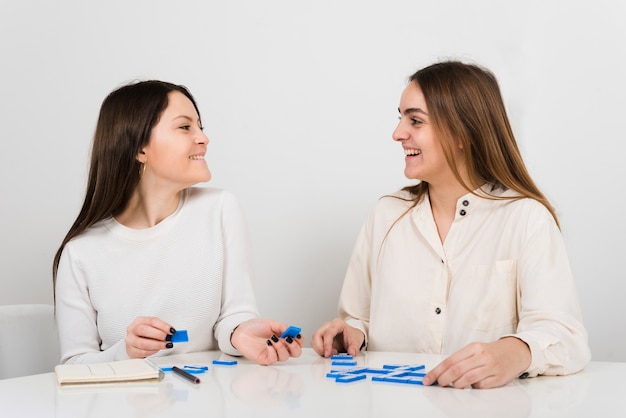 Vista frontal de las mujeres jugando al dominó