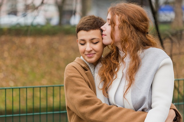 Vista frontal mujeres juntas en el amor