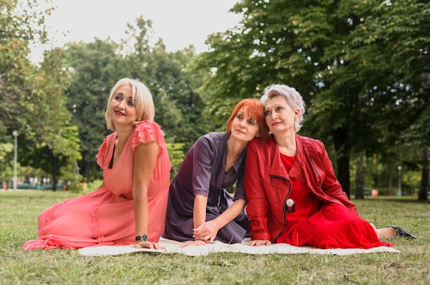 Vista frontal de las mujeres mayores en el parque