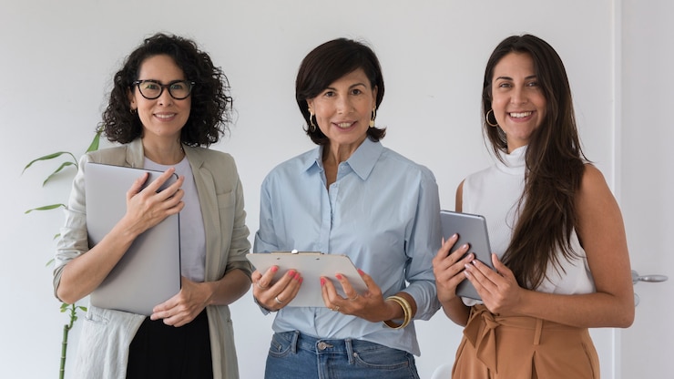 Foto gratuito vista frontal de mujeres de negocios posando