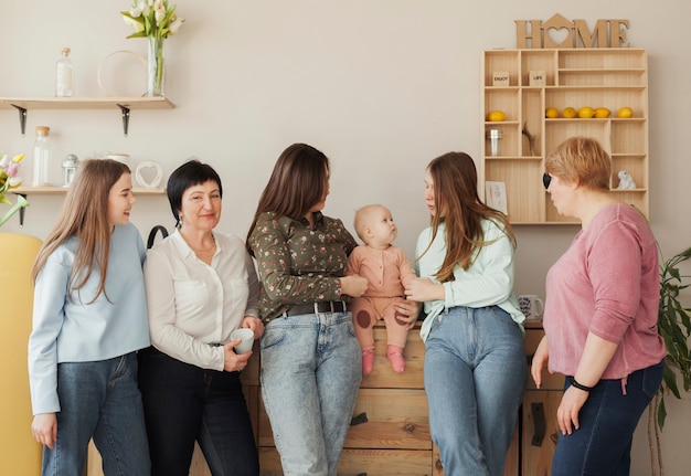 Vista frontal de mujeres y niños en interiores