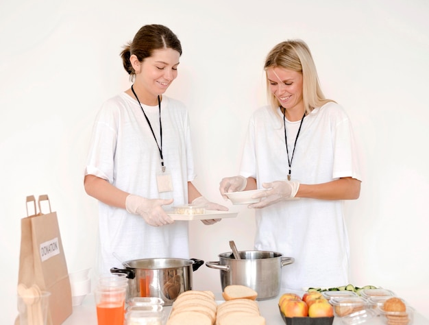 Vista frontal de mujeres preparando comida para donación