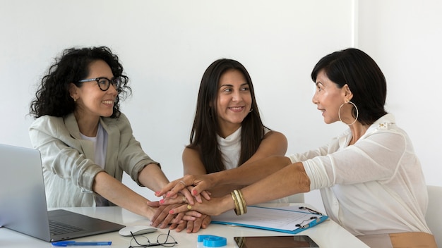 Vista frontal de mujeres que se unen para un nuevo proyecto