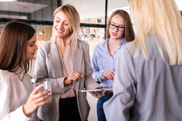 Vista frontal mujeres reunidas en el trabajo