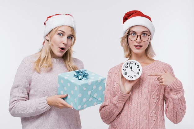 Vista frontal de las mujeres en ropa de invierno