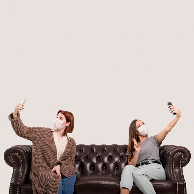 Vista frontal, de, mujeres se sentar sobre sofá