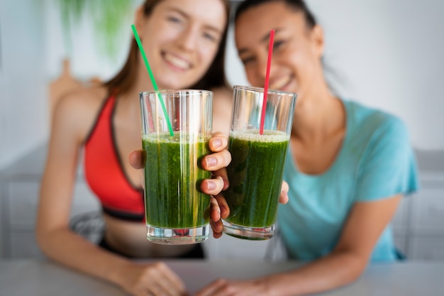 Vista frontal de mujeres sonrientes con batido