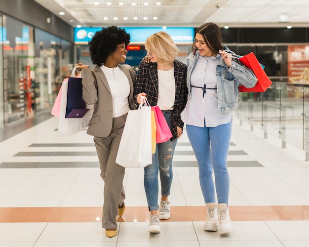 Vista frontal mujeres sosteniendo bolsas de compras