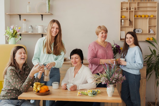 Vista frontal de mujeres de todas las edades