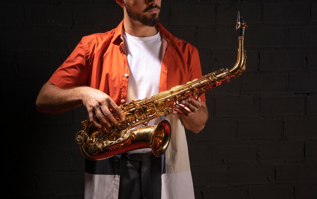 Vista frontal del músico tocando el saxofón