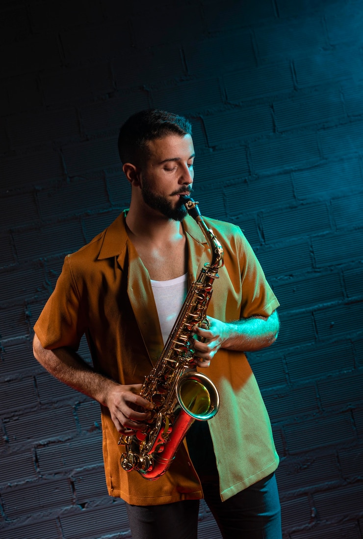 Foto gratuito vista frontal del músico tocando el saxofón