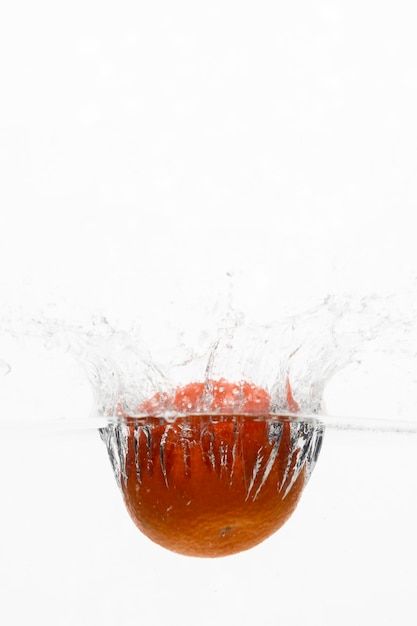 Vista frontal de naranja en agua con espacio de copia