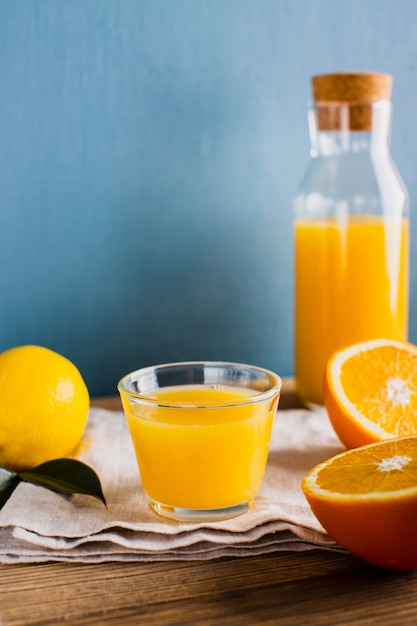 Vista frontal de naranja fresca y natural con jugo de limón