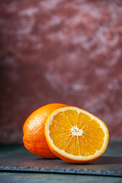 Vista frontal de naranja en rodajas frescas sobre fondo oscuro jugo de fruta suave madura color cítricos cítricos de árboles