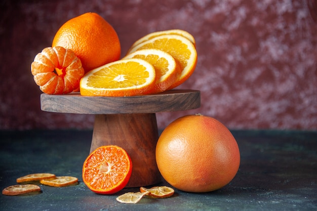 Vista frontal naranjas frescas sobre fondo oscuro fruta cítrica color cítrico árbol maduro sabor suave