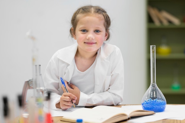 Vista frontal, niña, aprendizaje, ciencia