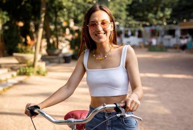 Vista frontal niña con bicicleta