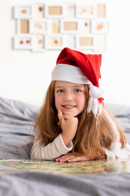 Foto gratuita vista frontal de la niña con concepto de sombrero de navidad