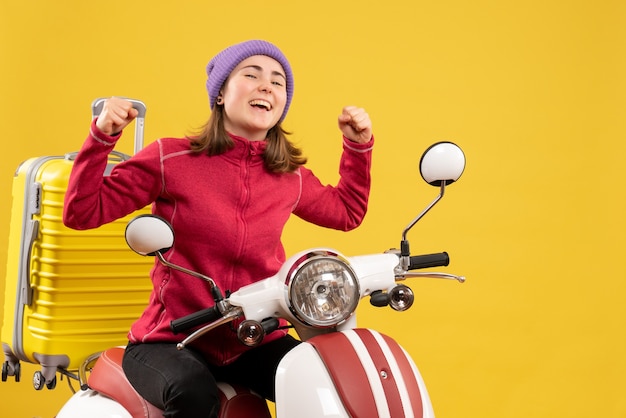 Vista frontal niña feliz en ciclomotor expresando sus sentimientos