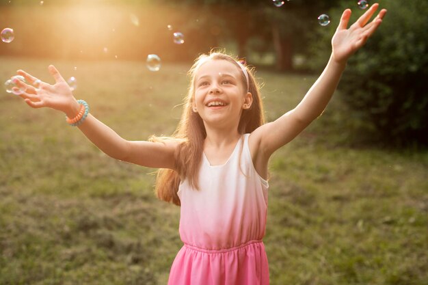 Vista frontal de la niña feliz en el parque