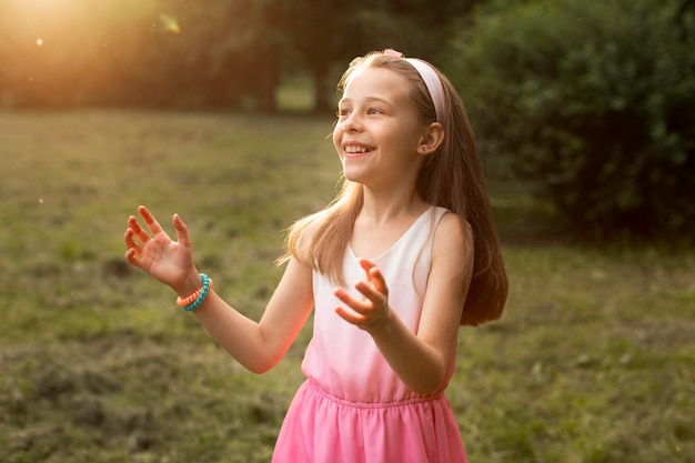 Foto gratuita vista frontal de la niña feliz en el parque