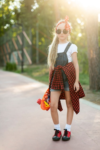 Vista frontal de niña con gafas de sol