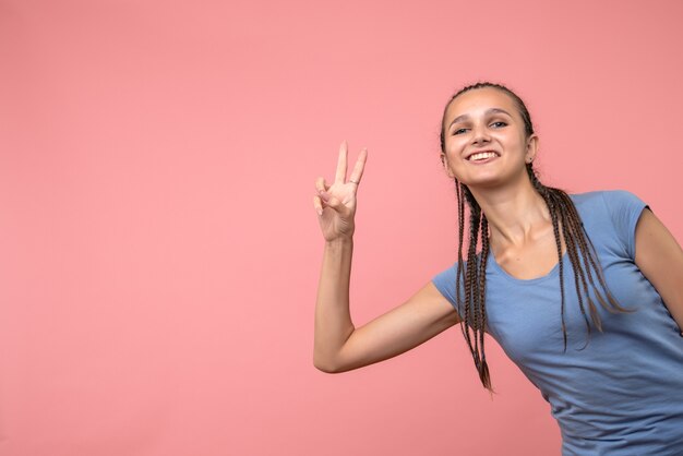 Vista frontal, de, niña joven, sonriente, en, rosa