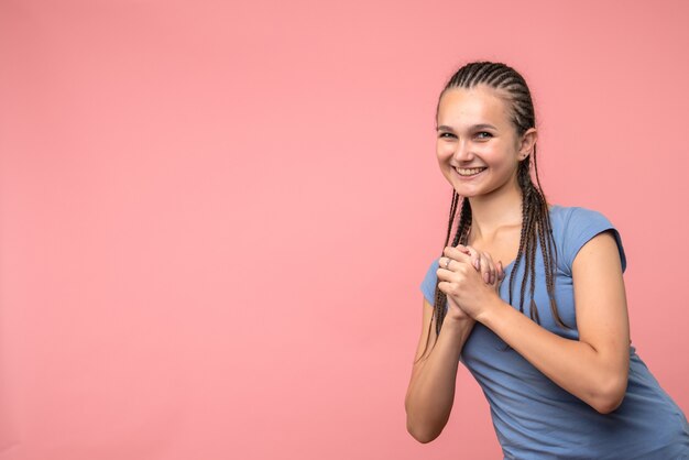 Vista frontal, de, niña joven, sonriente, en, rosa