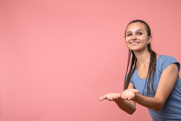 Vista frontal, de, niña joven, sonriente, en, rosa