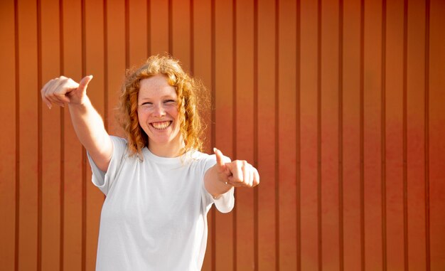 Vista frontal, niña joven, sonriente