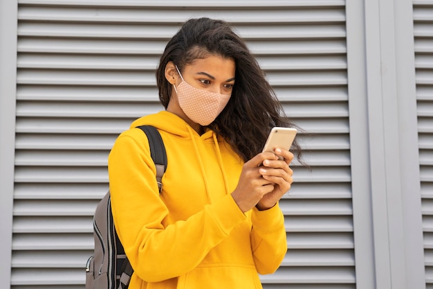 Foto gratuita vista frontal de la niña con mascarilla en la calle