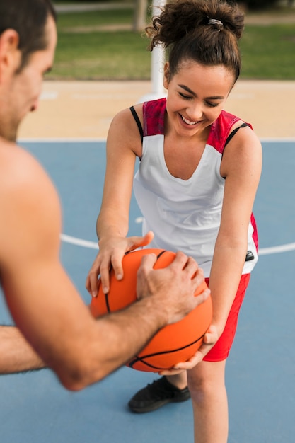 Foto gratuita vista frontal de niña y niño jugando baloncesto