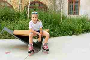 Foto gratuita vista frontal de la niña con patines