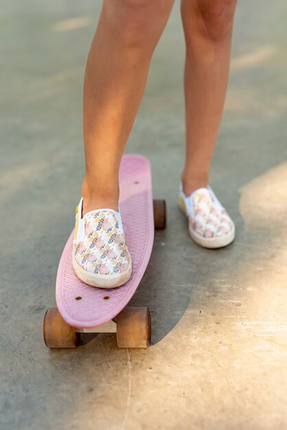 Vista frontal de la niña en patineta